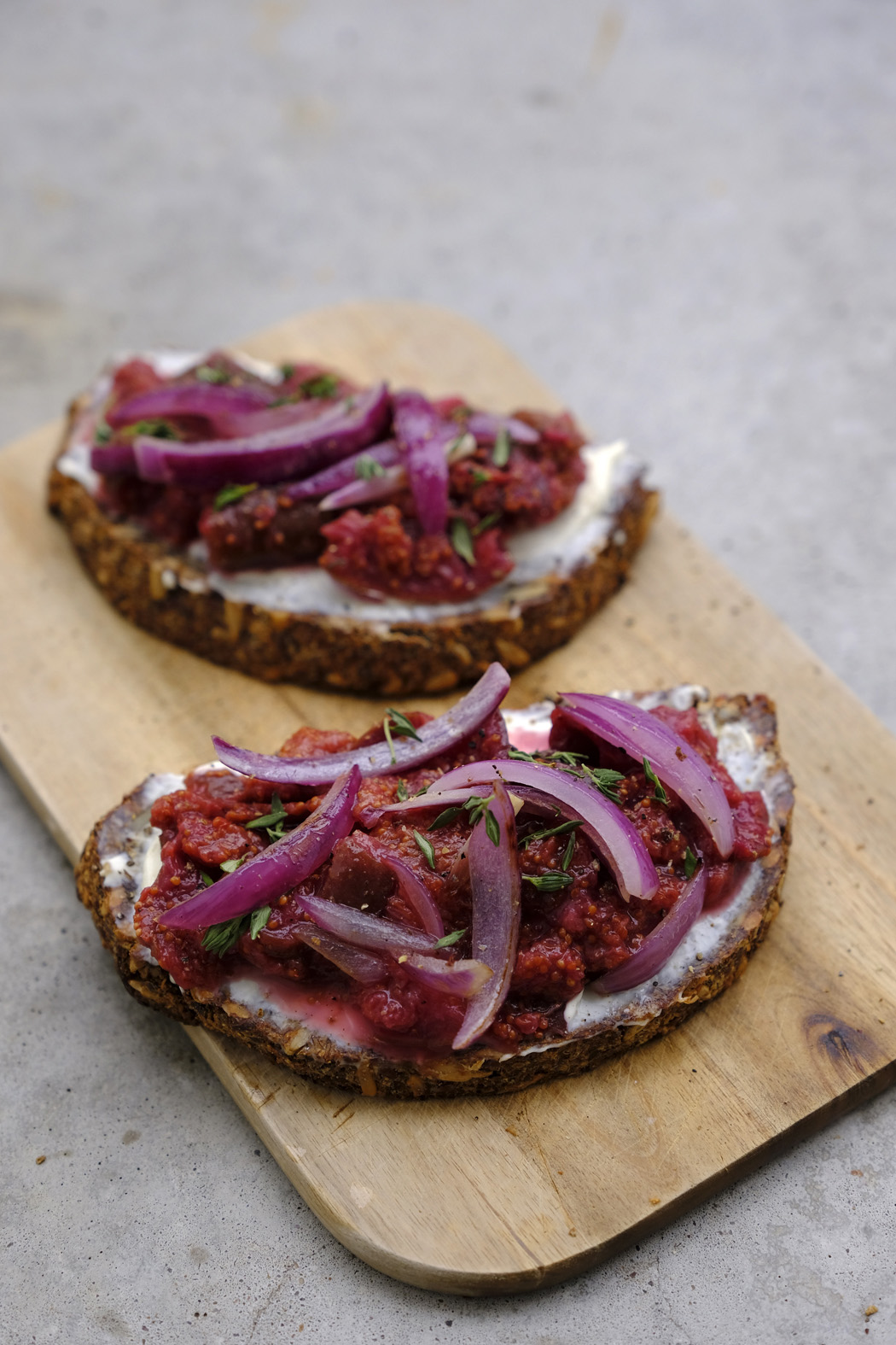 Rezept: Brot mit Frischkäse, Röstzwiebeln und Feigenkonfitüre {ohne ...