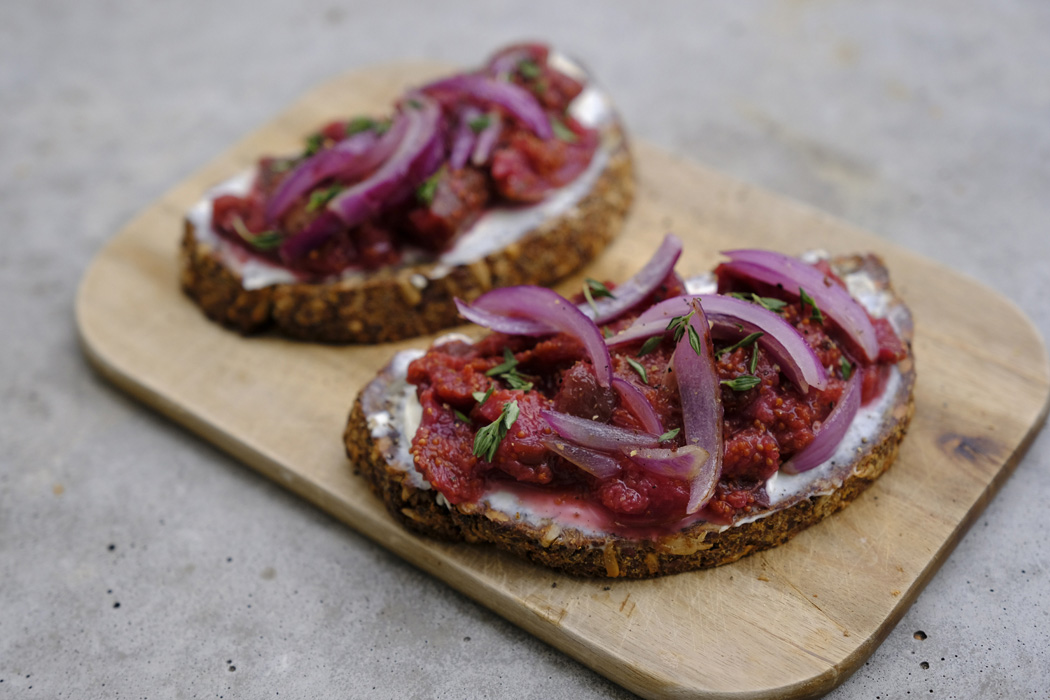 Brot mit Frischkäse Röstzwiebeln und selbstgemachter Feigenkonfitüre01