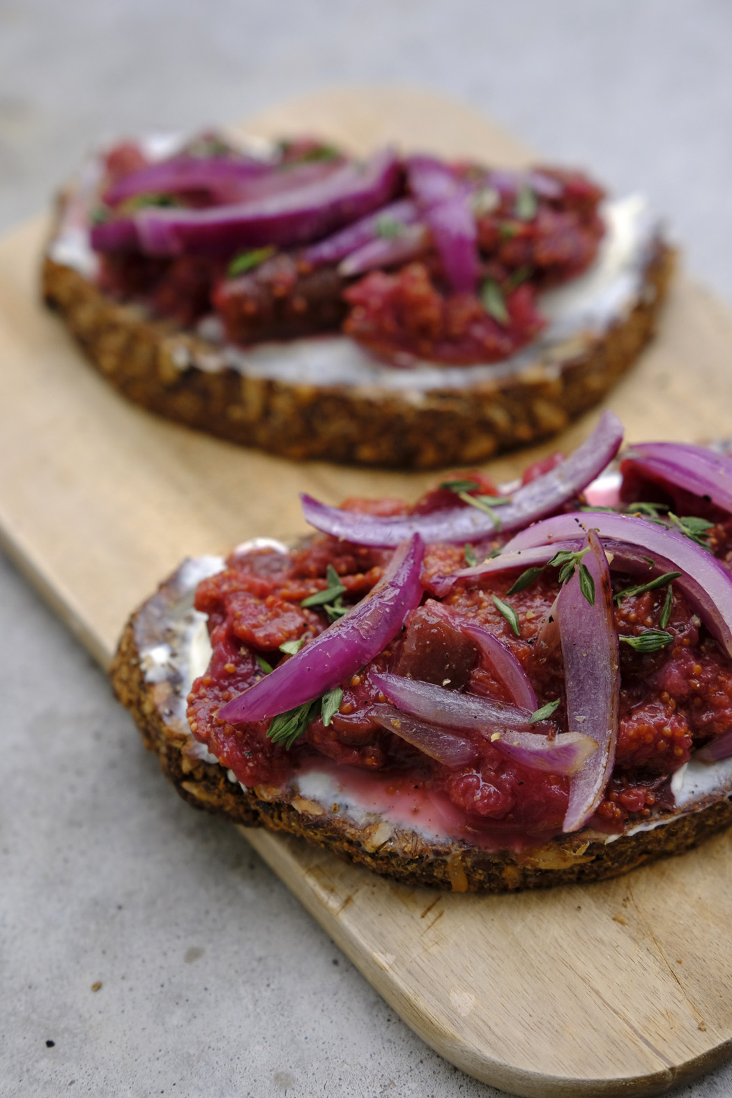 Brot mit Frischkäse Röstzwiebeln und selbstgemachter Feigenkonfitüre03