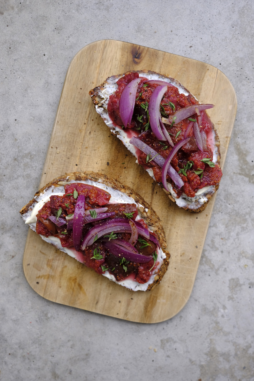 Brot mit Frischkäse Röstzwiebeln und selbstgemachter Feigenkonfitüre04