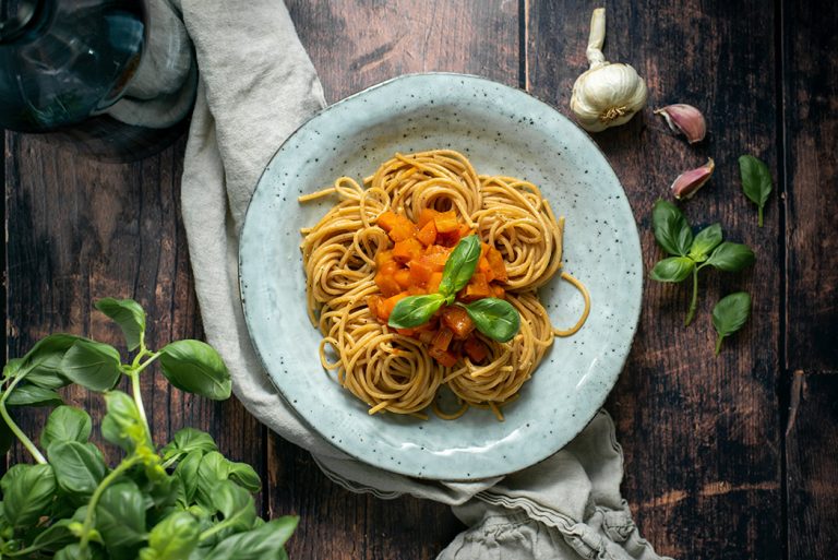 Vegane Spaghetti Bolognese mit Möhren und Sellerie