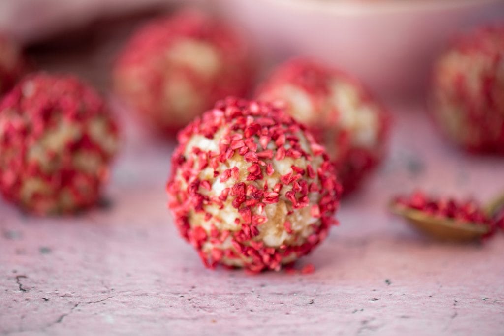 Energy Balls zum Valentinstag Dattel Kokos Pralinen mit Himbeere01