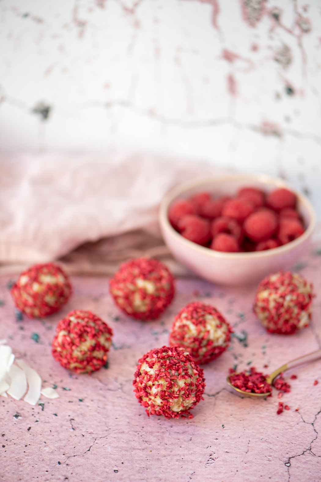 Energy Balls (nicht nur) zum Valentinstag: Dattel-Kokos-Pralinen mit Himbeere | 5 Energy Balls zum Valentinstag Dattel Kokos Pralinen mit Himbeere05