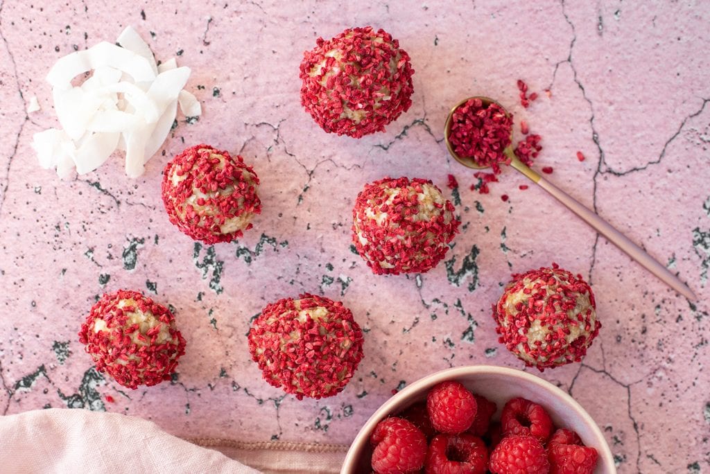 Energy Balls zum Valentinstag Dattel Kokos Pralinen mit Himbeere07