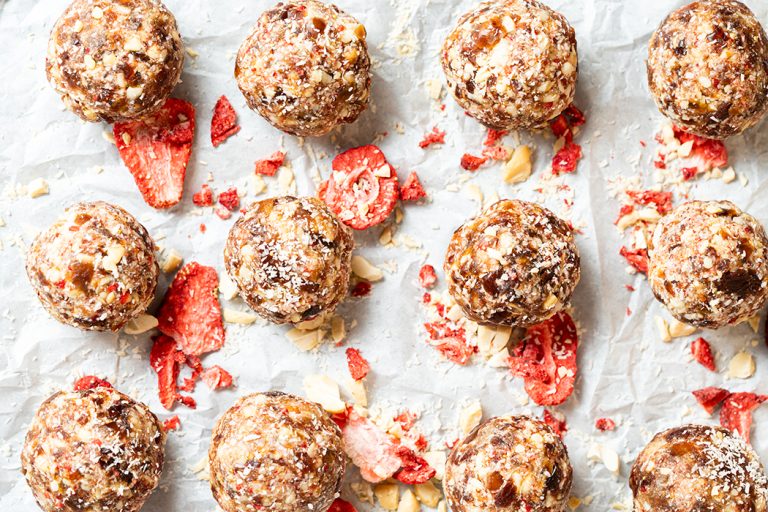 Erdbeer-Cashew Energy Balls