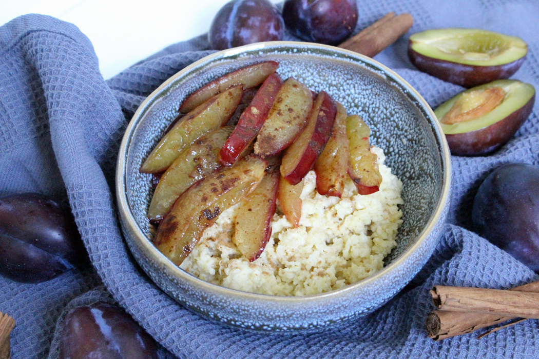 Ayurvedischer Hirse Porridge mit Pflaumen