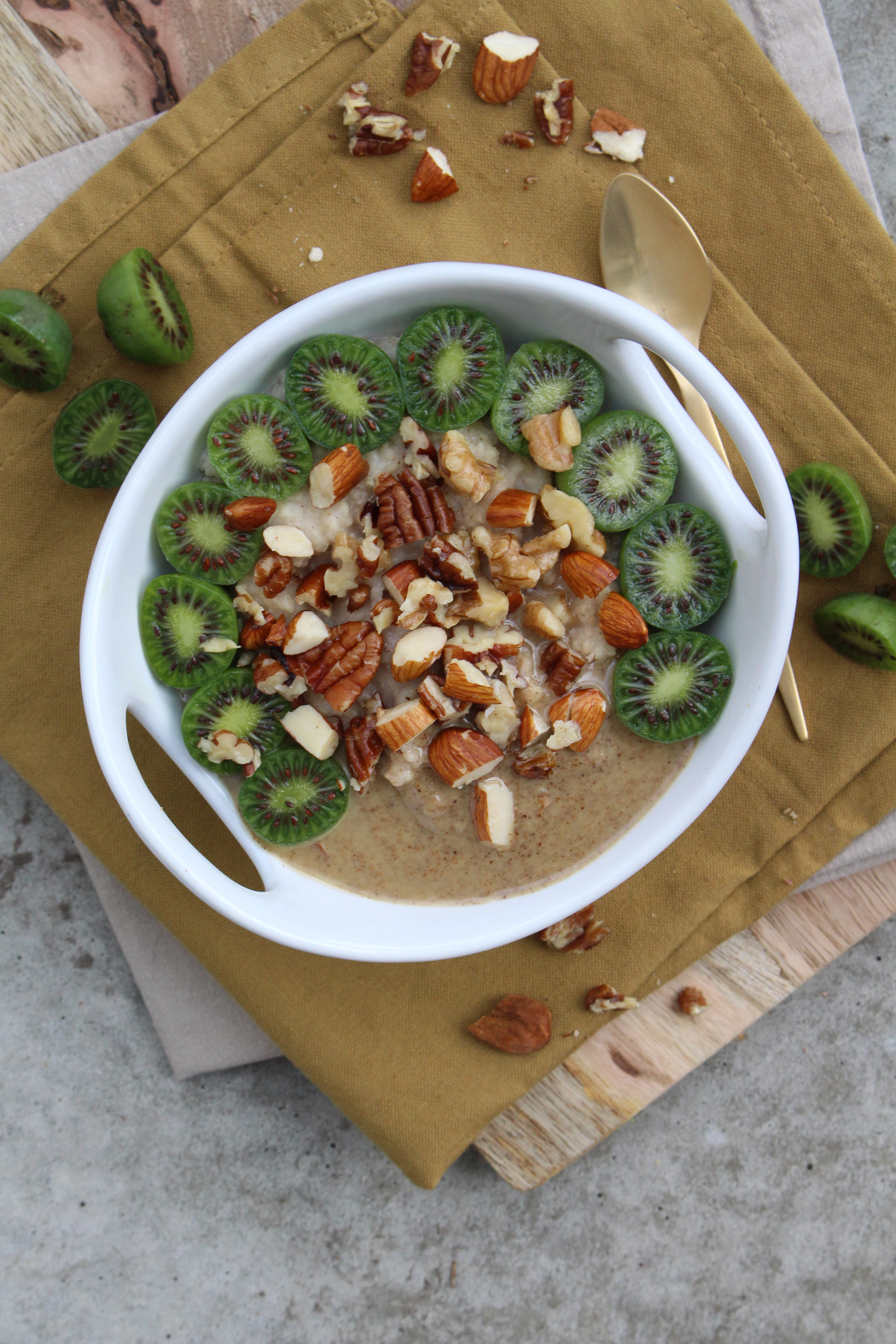 Hirseporridge mit Kiwi Beeren