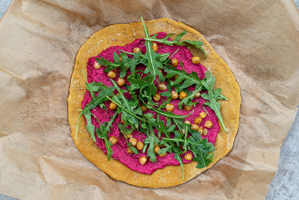 Kurkuma Pizza mit Roter Bete knusprigen Kichererbsen und Rucola02