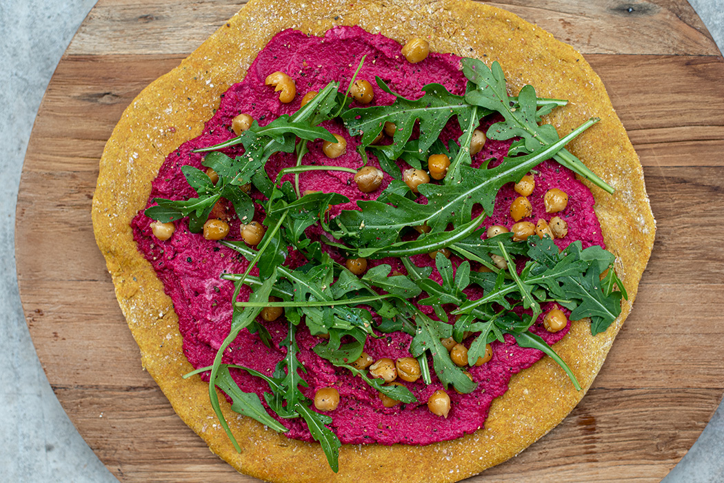 Kurkuma Pizza mit Roter Bete knusprigen Kichererbsen und Rucola04