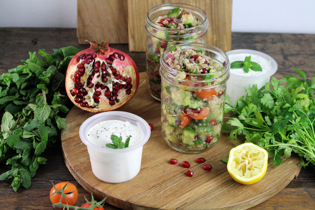 Quinoa Tabouleh mit Granatapfelkernen und Minzjoghurt01