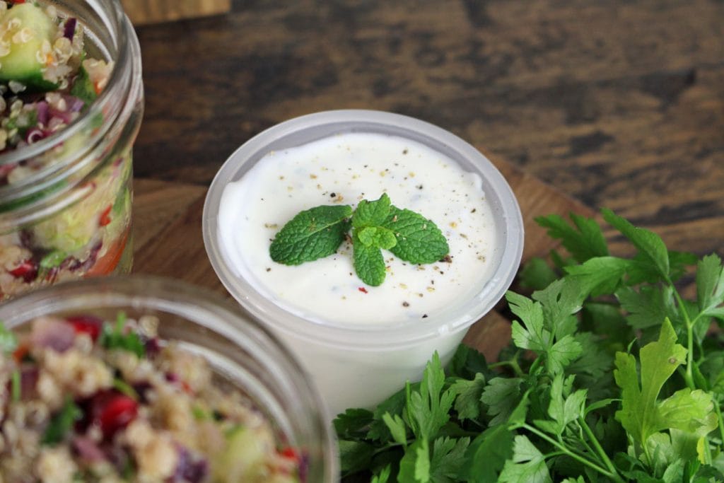 Quinoa Tabouleh mit Granatapfelkernen und Minzjoghurt04 1