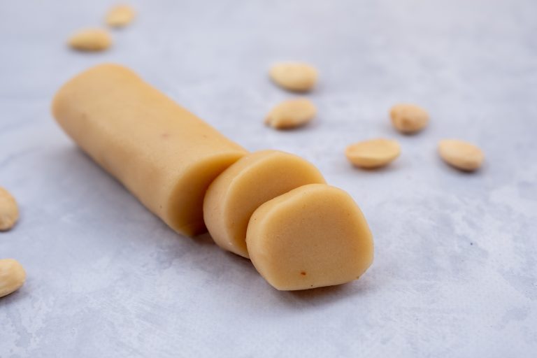 Erdbeer-Rhabarber-Kuchen mit selbstgemachtem Marzipan (ohne Zucker)