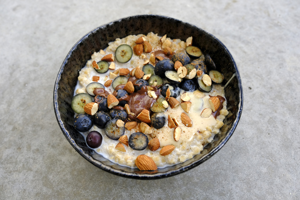 Cremiger Vanille Porridge mit Mandeln und Heidelbeeren