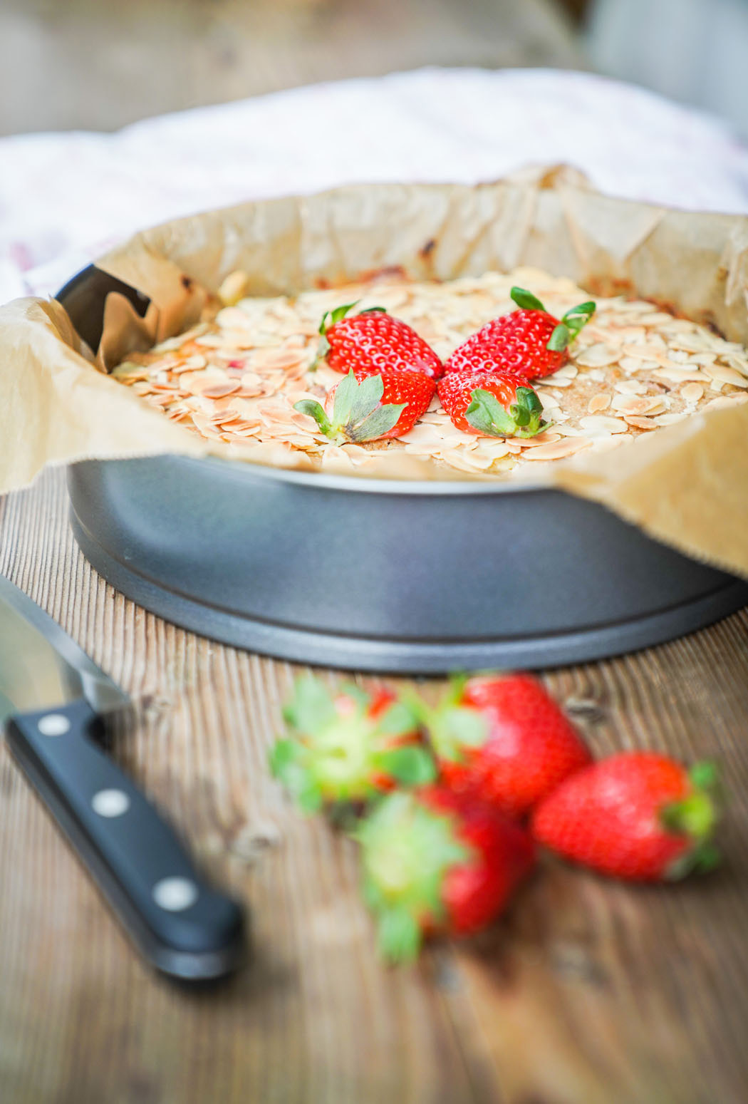 Erdbeer Rhabarber Kuchen mit selbstgemachtem Marzipan01