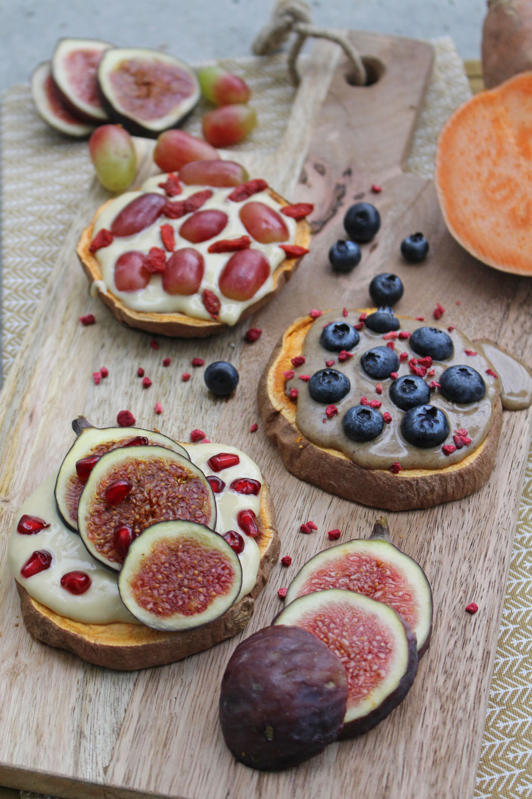 Rezept: Süßes Süßkartoffel-Toast mit Nussmus und Früchten der Saison ...