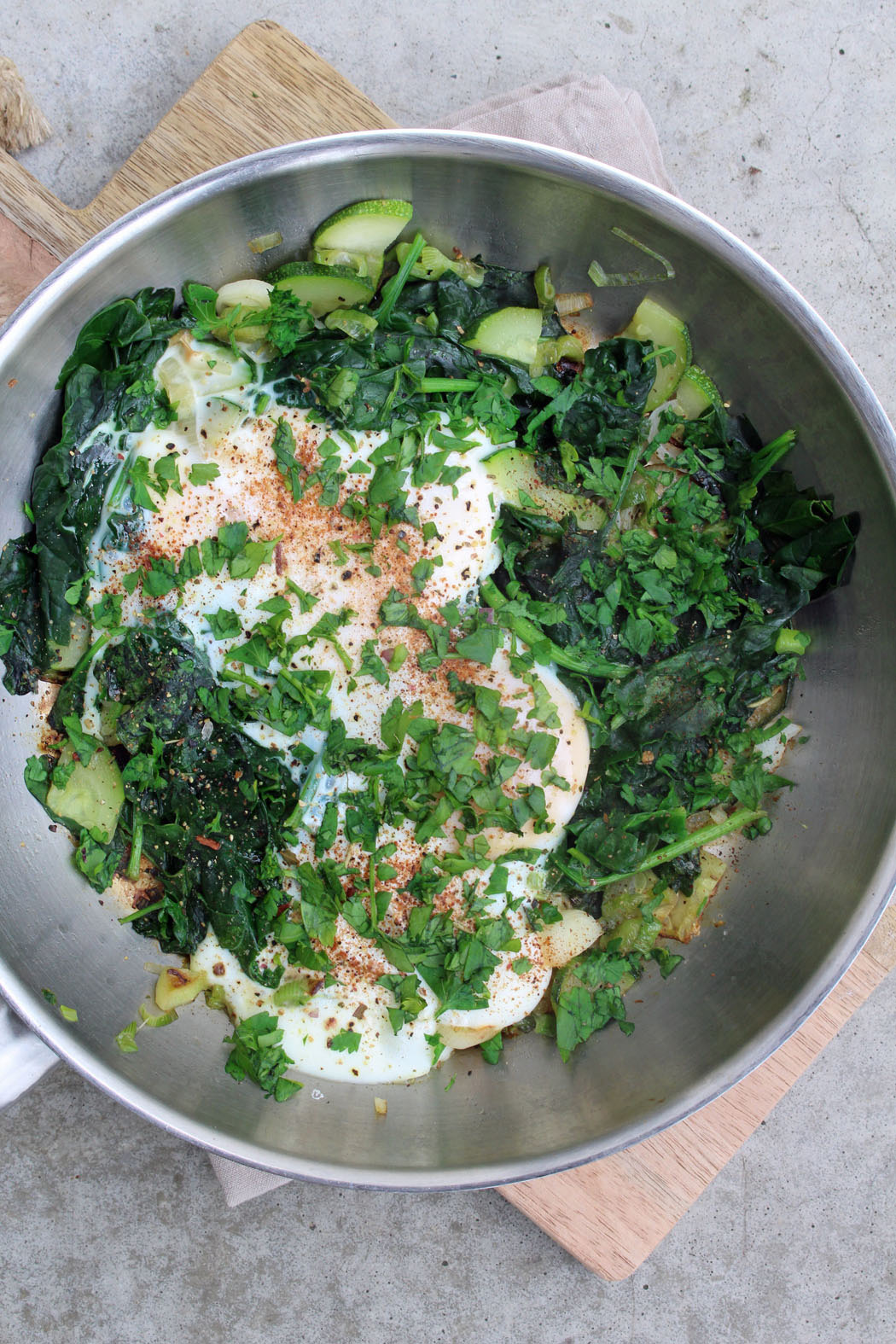 Rezept für ein herzhaftes Frühstück: Shakshuka (grün) - pochierte Eier ...