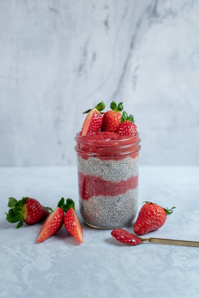 Chia-Pudding mit Erdbeersauce