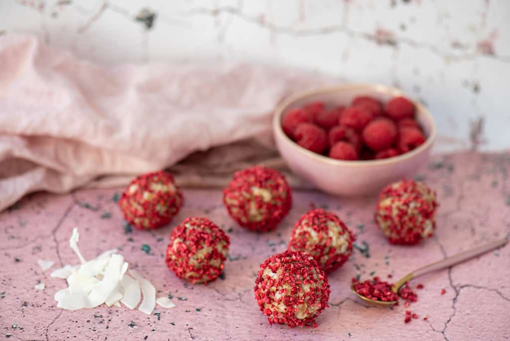 Energy Balls zum Valentinstag Dattel Kokos Pralinen mit Himbeere02