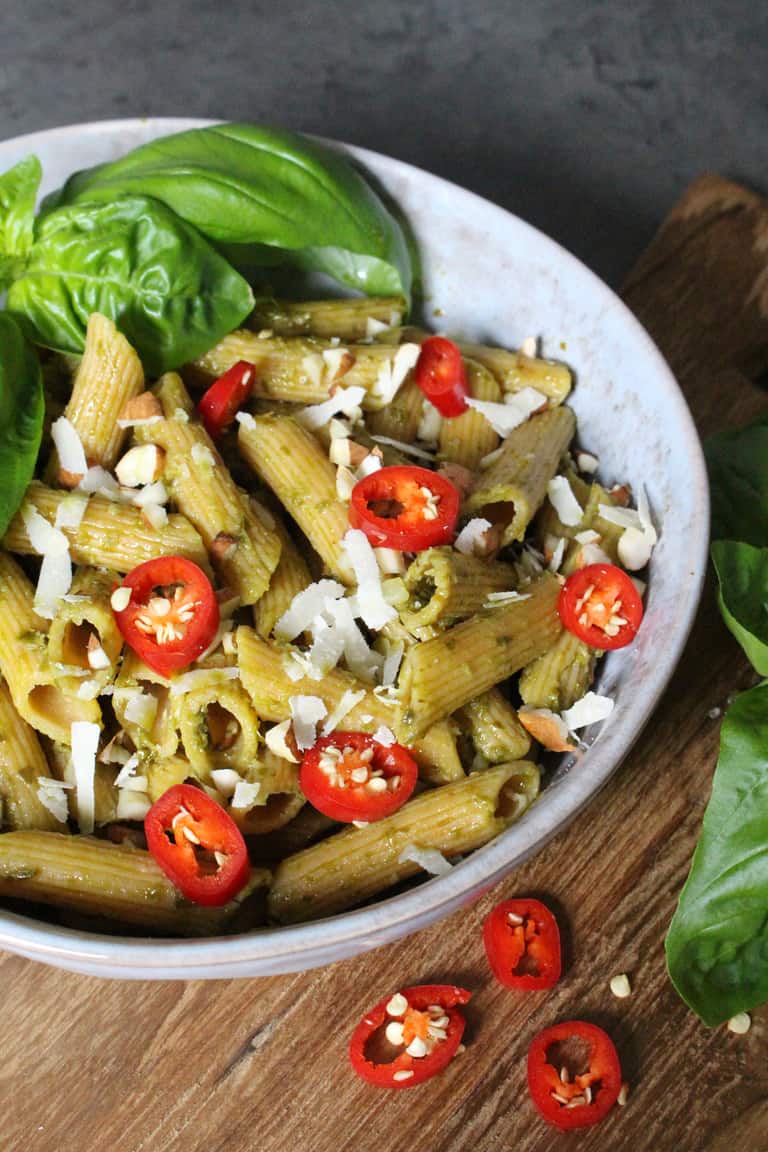 Rezept » Glutenfreie Nudeln mit Mandel-Basilikum-Pesto