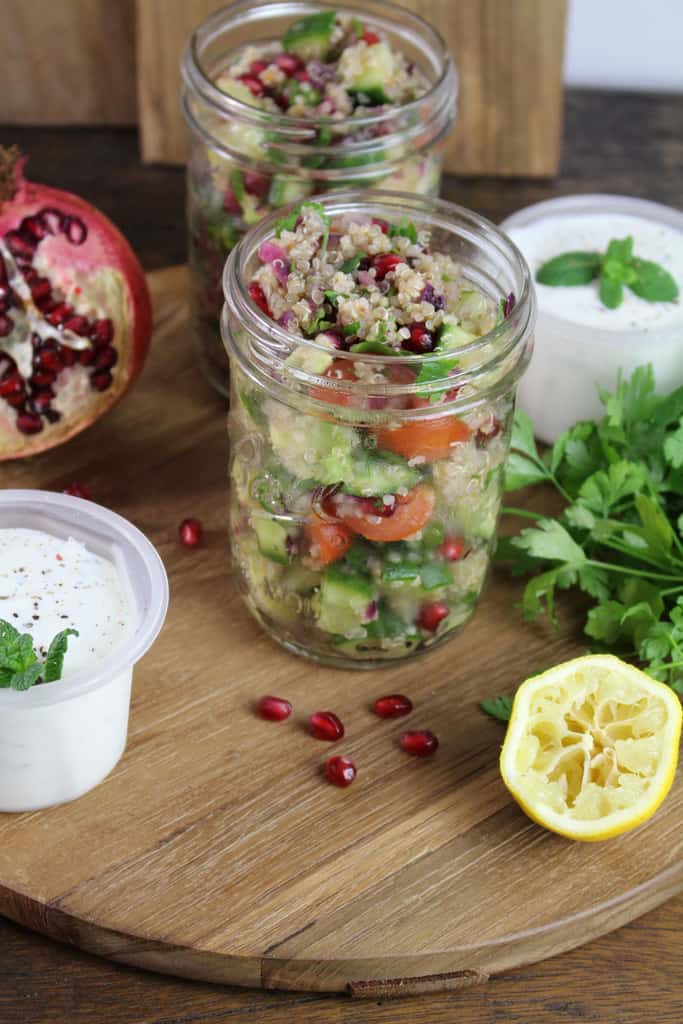 Quinoa-Tabouleh mit Granatapfelkernen und Minzjoghurt » Meal Prep