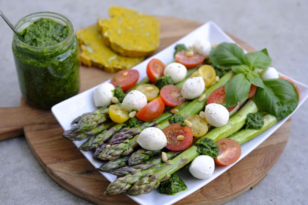 Rezept: Schneller Spargel-Salat mit Bärlauch-Pesto (nur 20 Min ...