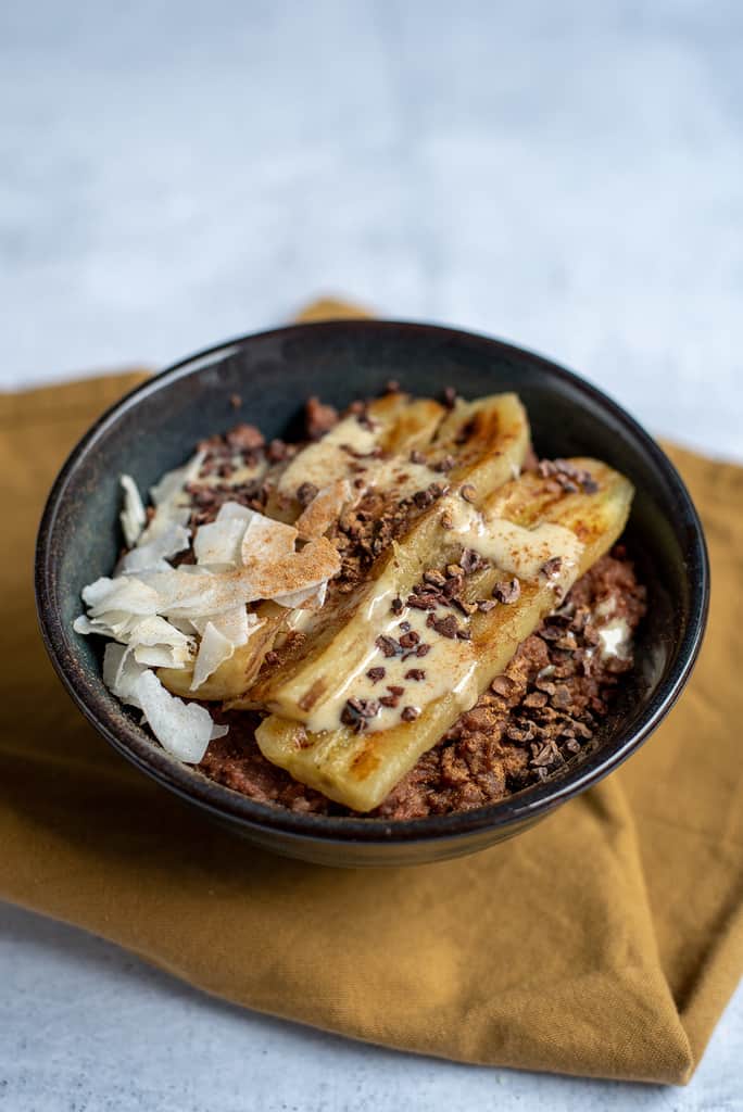 Schoko-Buchweizen-Porridge mit gebratener Zimt-Banane