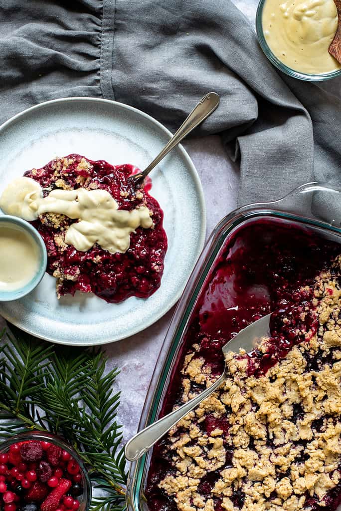Christmas Crumble mit Cashew-Vanille-Sauce