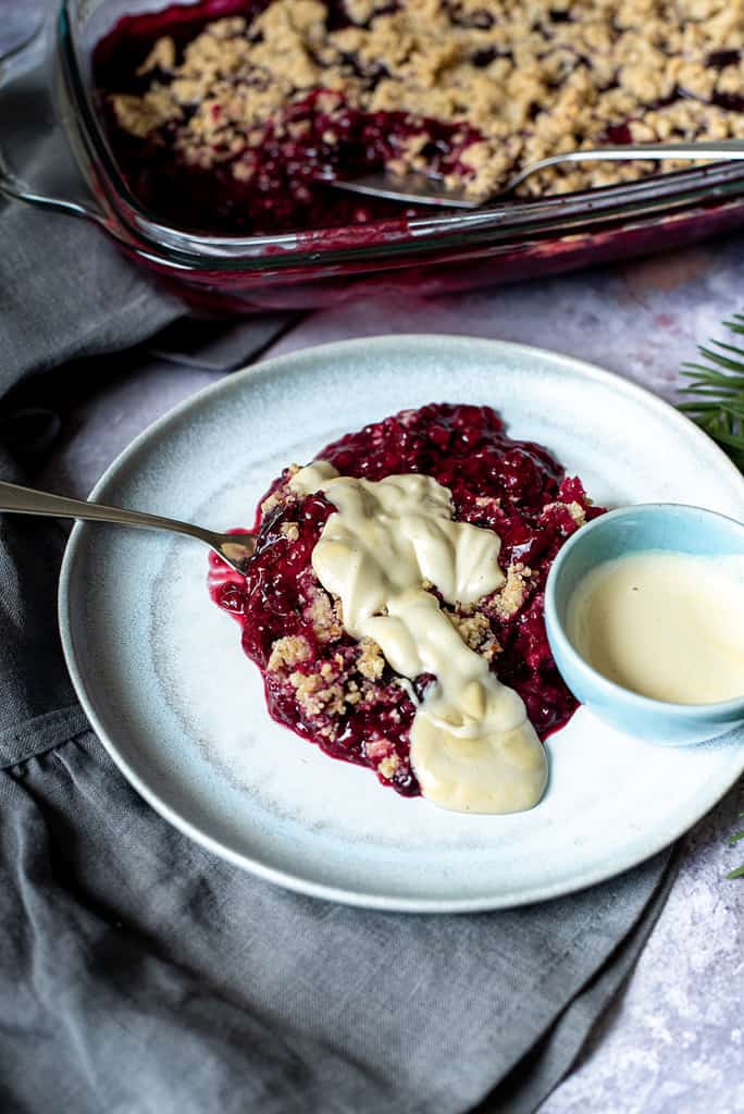 Christmas Crumble mit Cashew-Vanille-Sauce