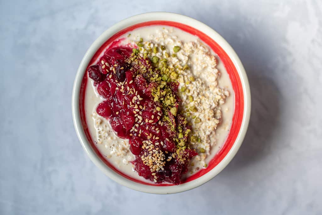 Overnight Oats mit frischen Cranberrys