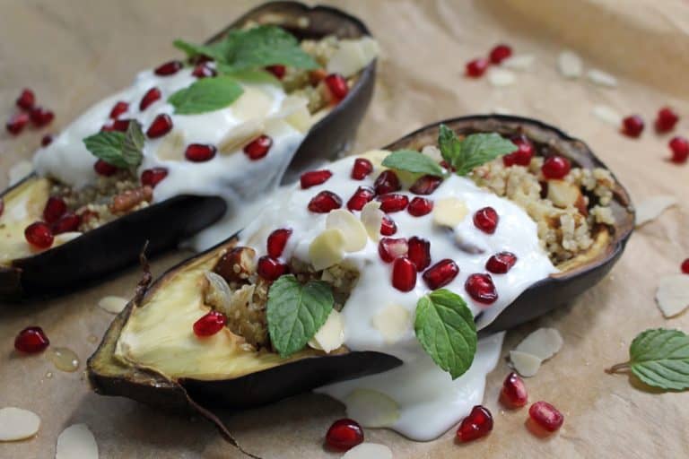 Auberginen mit Dattel-Mandel-Quinoa und Minz-Kokosjoghurt