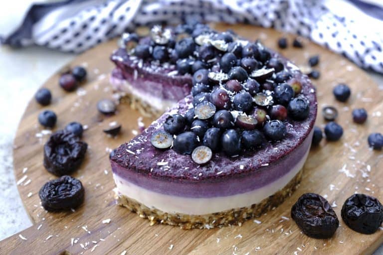 Blaubeer-Kokos-Torte mit kalifornischen Trockenpflaumen