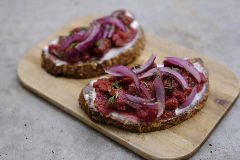 Brot mit Frischkäse, Röstzwiebeln und Feigenkonfitüre