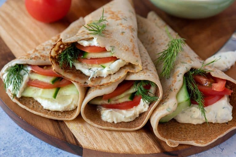 Buchweizen-Crêpes mit Frischkäse-Meerrettich-Dip