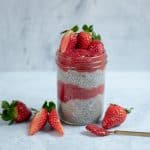 Chia-Pudding mit Erdbeersauce