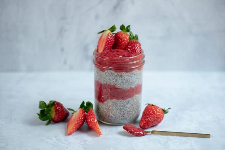 Chia-Pudding mit Erdbeersauce