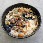 Cremiger Vanille-Porridge mit Mandeln und Heidelbeeren