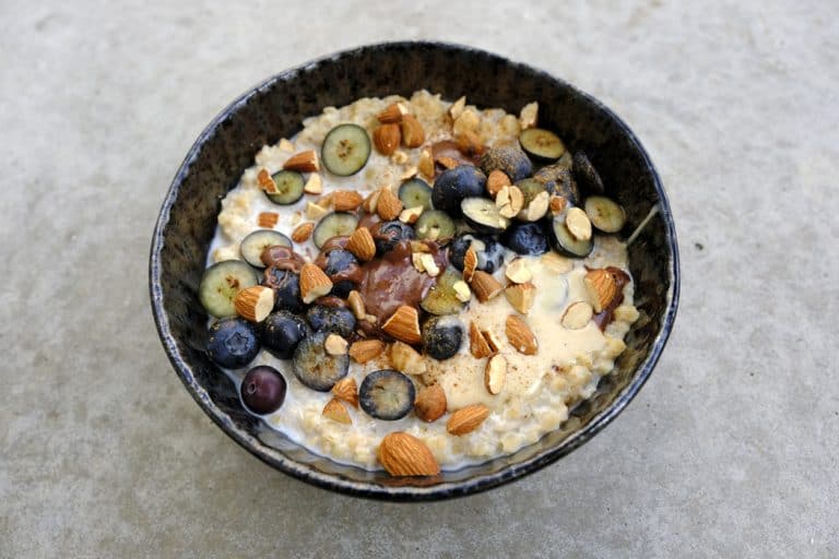Cremiger Vanille-Porridge mit Mandeln und Heidelbeeren