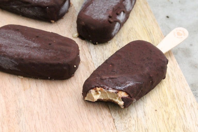 Cremiges Cashew-Eis am Stiel mit salzigem Karamell in knackiger Schokolade