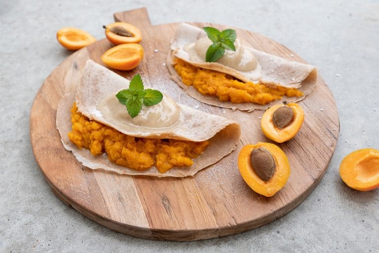 Crêpes mit Aprikosen-Kompott und Vanille-Nicecream