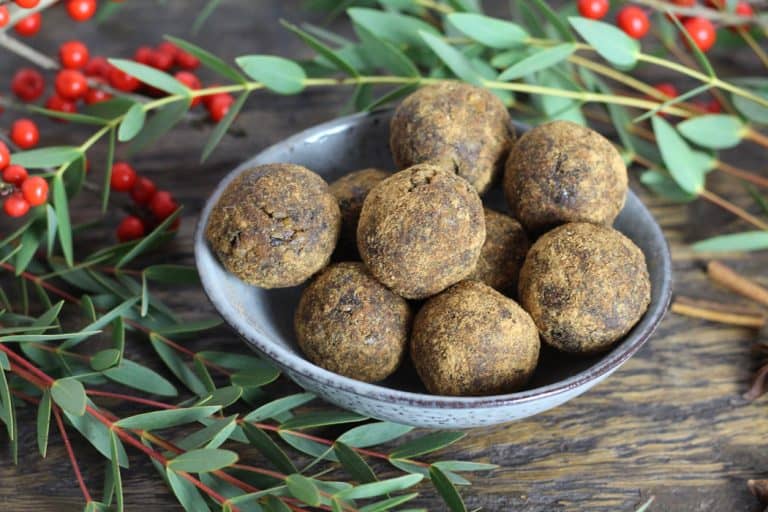 Weihnachtliche Energy Balls „Trockenpflaume-Walnuss“