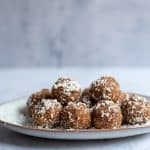 Energy Balls ohne Mixer mit Aprikosen und Kokos
