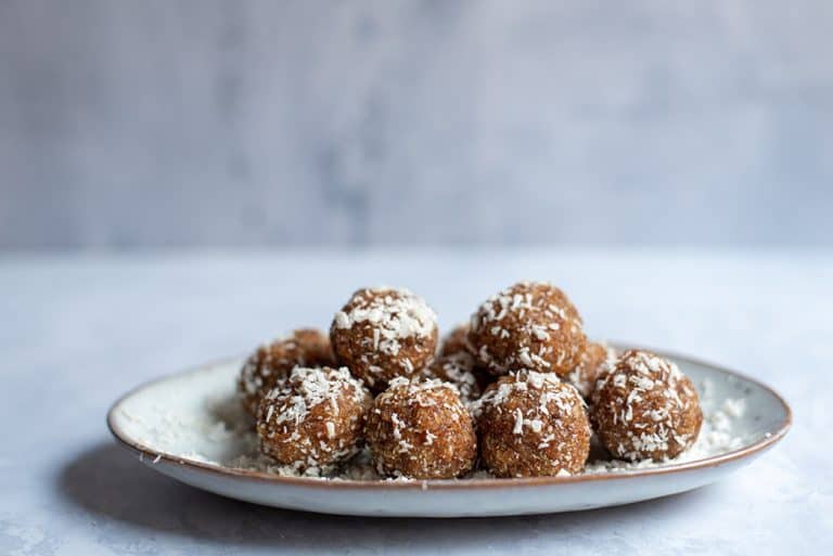 Energy Balls ohne Mixer mit Aprikosen und Kokos