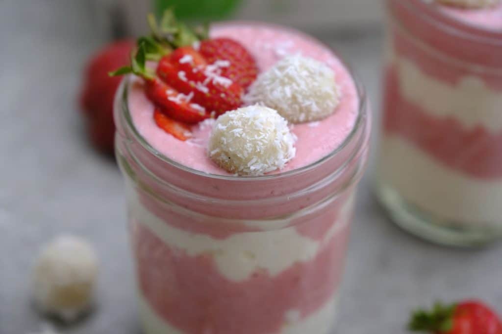 Rezept: Erdbeer-Kokos-Trifle mit Kokos-Mandel Energy Balls | Projekt ...