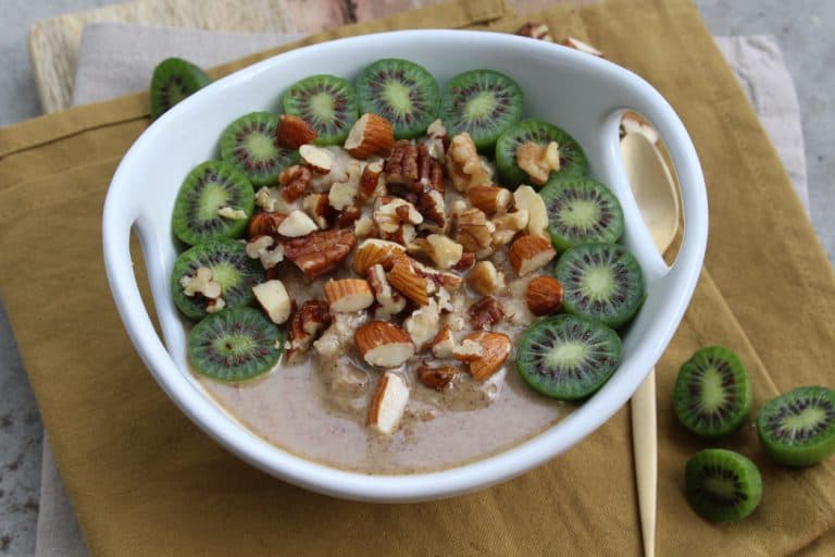Hirse-Porridge mit Kiwi-Beeren