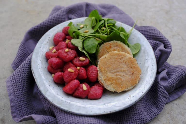Vegane Kohlrabischnitzel mit Rote-Bete-Gnocchi