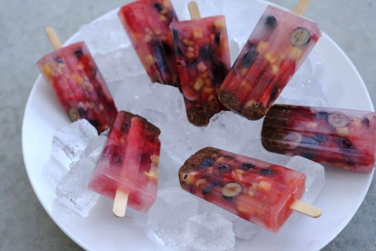 Kokoswasser-Popsicles mit Früchten