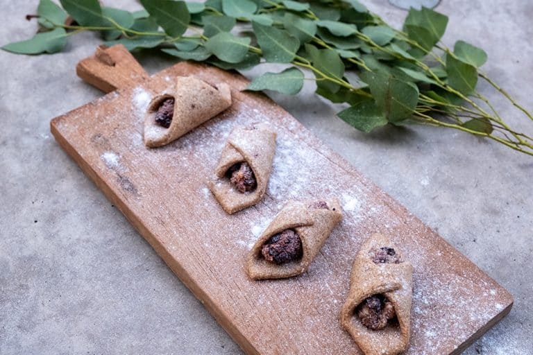 Mandelkekse mit Chia-Samen und getrockneten Sauerkirschen
