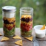 Mexikanischer Schichtsalat im Mason Jar