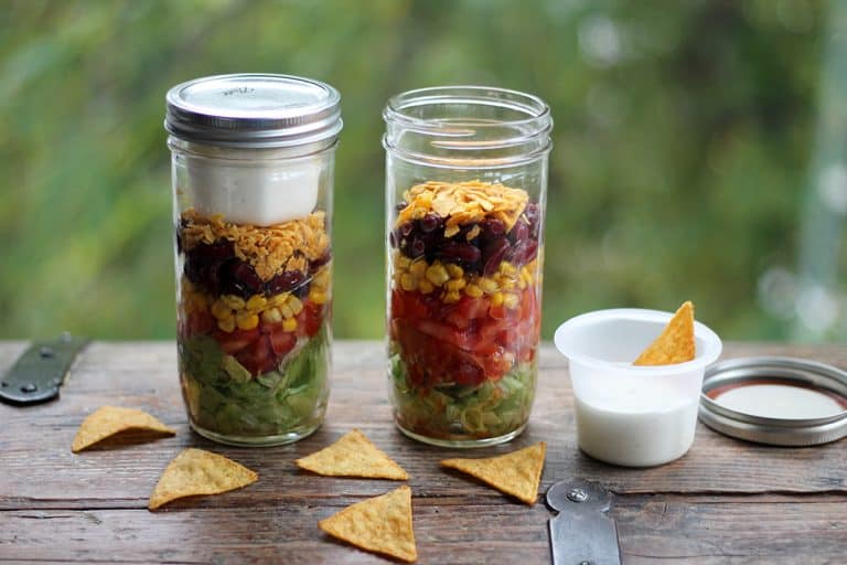 Mexikanischer Schichtsalat im Mason Jar