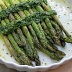 Grüner Spargel aus dem Ofen mit Wildkräuterpesto
